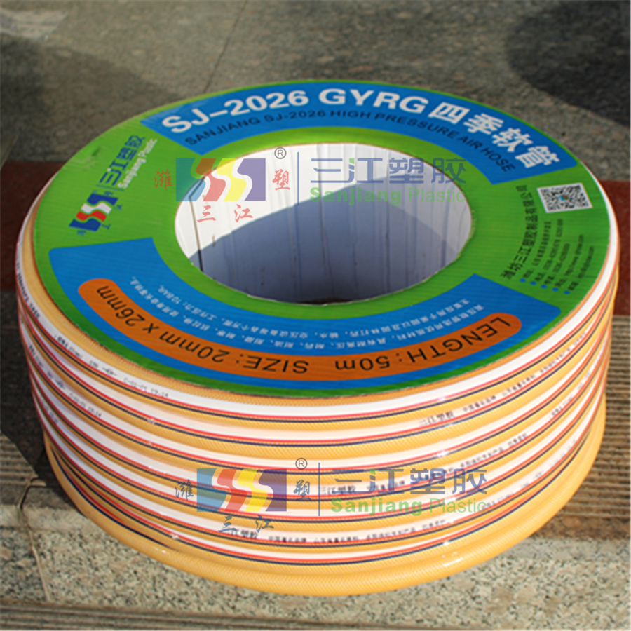 濰坊三江塑膠制品有限公司注冊資本三千萬元，（前身為濰坊三江塑料廠，成立于2001年）本公司“濰塑三江”商標(biāo)榮獲“山東省著名商標(biāo)”，“中國著名品牌”稱號，是PVC鋼絲螺旋增強軟管、合股滌綸纖維增強軟管、單層透明軟管、抗扭曲鉤編管，特制高壓管、花園管、耐高溫管、水帶、復(fù)合靜電管、食品管、真空專用管等各種pvc軟管的專業(yè)生產(chǎn)企業(yè)。同時也是塑料加工機械的專業(yè)生產(chǎn)和營銷公司，我們的機械包括各種擠出軟管生產(chǎn)線、造粒機以及鋼絲成型機和繞線機等。
公司自創(chuàng)立以來，一貫堅持“誠信經(jīng)營、質(zhì)量第一、真誠服務(wù)、友好合作”的經(jīng)營理念，發(fā)揚“團結(jié)拼博、求實創(chuàng)新、不斷進(jìn)取、追求卓越”的企業(yè)精神，公司規(guī)模不斷擴大、效益不斷增長。目前，公司已建成高標(biāo)準(zhǔn)廠房3處，廠房總面積達(dá)10000平方米，共有軟管生產(chǎn)線50條，年生產(chǎn)能力達(dá)26000噸。形成了“規(guī)格全、品種多、批量大、交貨快”的企業(yè)特色形象。
為確保產(chǎn)品質(zhì)量，增強市場竟?fàn)幜?，公司現(xiàn)有專業(yè)技術(shù)人員50名（其中高級職稱13名，中級職稱28名）。組建了新產(chǎn)品研發(fā)中心、塑機設(shè)備研發(fā)中心和產(chǎn)品質(zhì)量檢驗所。公司生產(chǎn)的“三江”、“SANJIANGYUE”兩大品牌系列軟管已通過ISO9001：2008質(zhì)量體系認(rèn)證，歐盟的ROHS、REACH認(rèn)證、PAHS認(rèn)證，食品級產(chǎn)品通過美國FDA檢測，中國檢驗檢疫局檢測產(chǎn)品不含18項塑化劑，通過山東省檢驗檢疫局的飲用水標(biāo)準(zhǔn)，在國內(nèi)具有較高的知名度和市場占有率。
公司擁有自主進(jìn)出口經(jīng)營權(quán)，一流的品質(zhì)，合理的價格，深受廣大國內(nèi)外客戶的喜愛，產(chǎn)品遠(yuǎn)銷英國，美國，德國，意大利，俄羅斯，等五大洲的三十多個國家和地區(qū)。公司位于山東昌樂經(jīng)濟技術(shù)開發(fā)區(qū)內(nèi)，緊靠309國道，南距膠濟鐵路500米，北距濟青高速公路2公里，交通十分便利，熱忱歡迎國內(nèi)外客商的光臨惠顧。